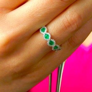 New Gorgeous Oval Cut Emerald & White Sapphire 925 Silver Ring